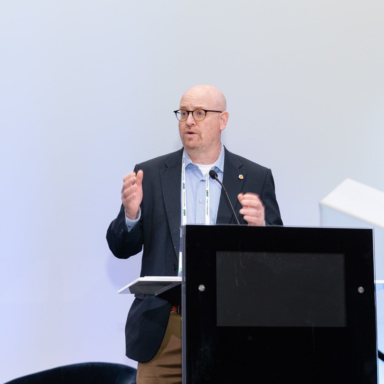 Image description:The Keynote speaker is speaking in front of a white background.