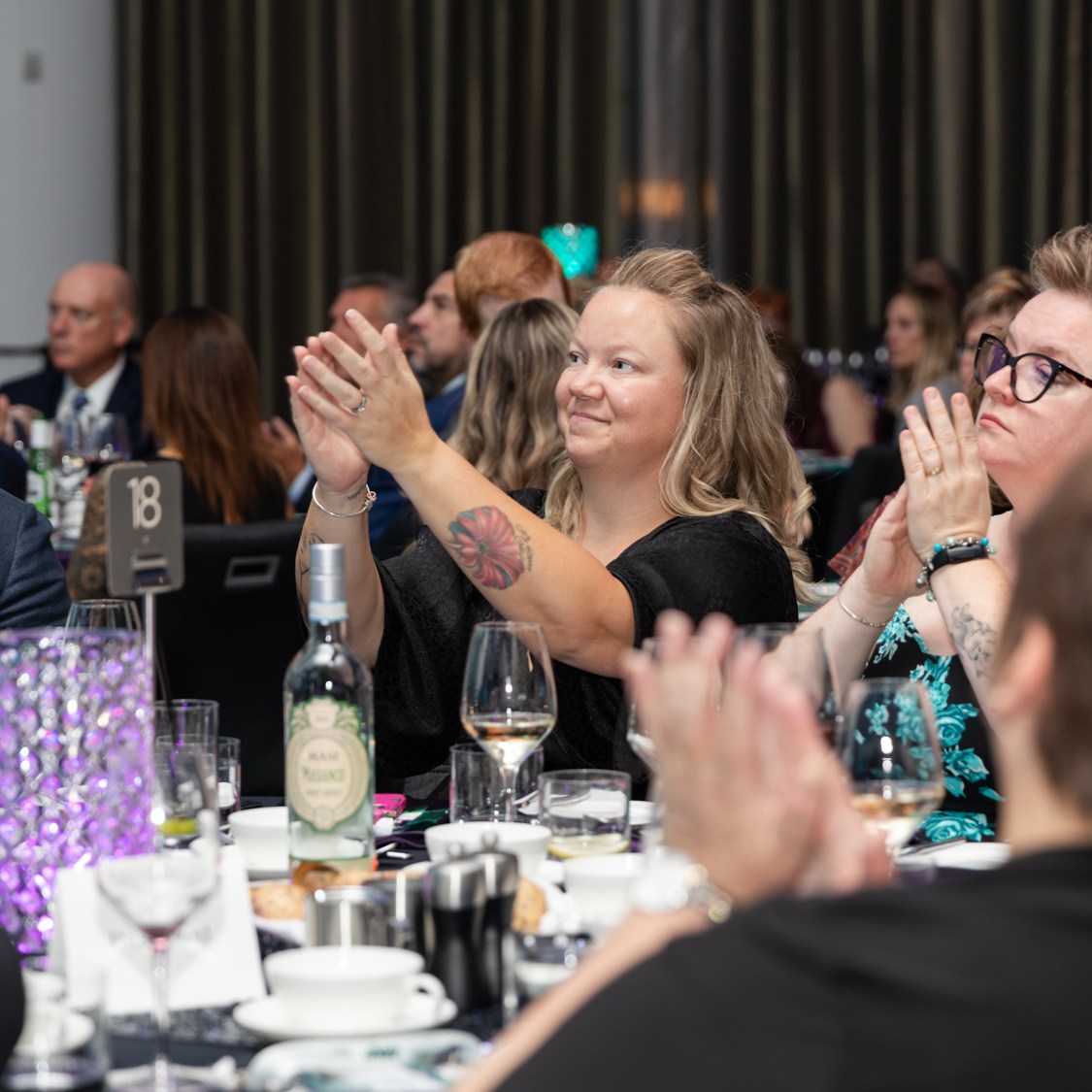 Image description: All the participants clapped for the keynote speaker on the stage. There were smiles on their faces.